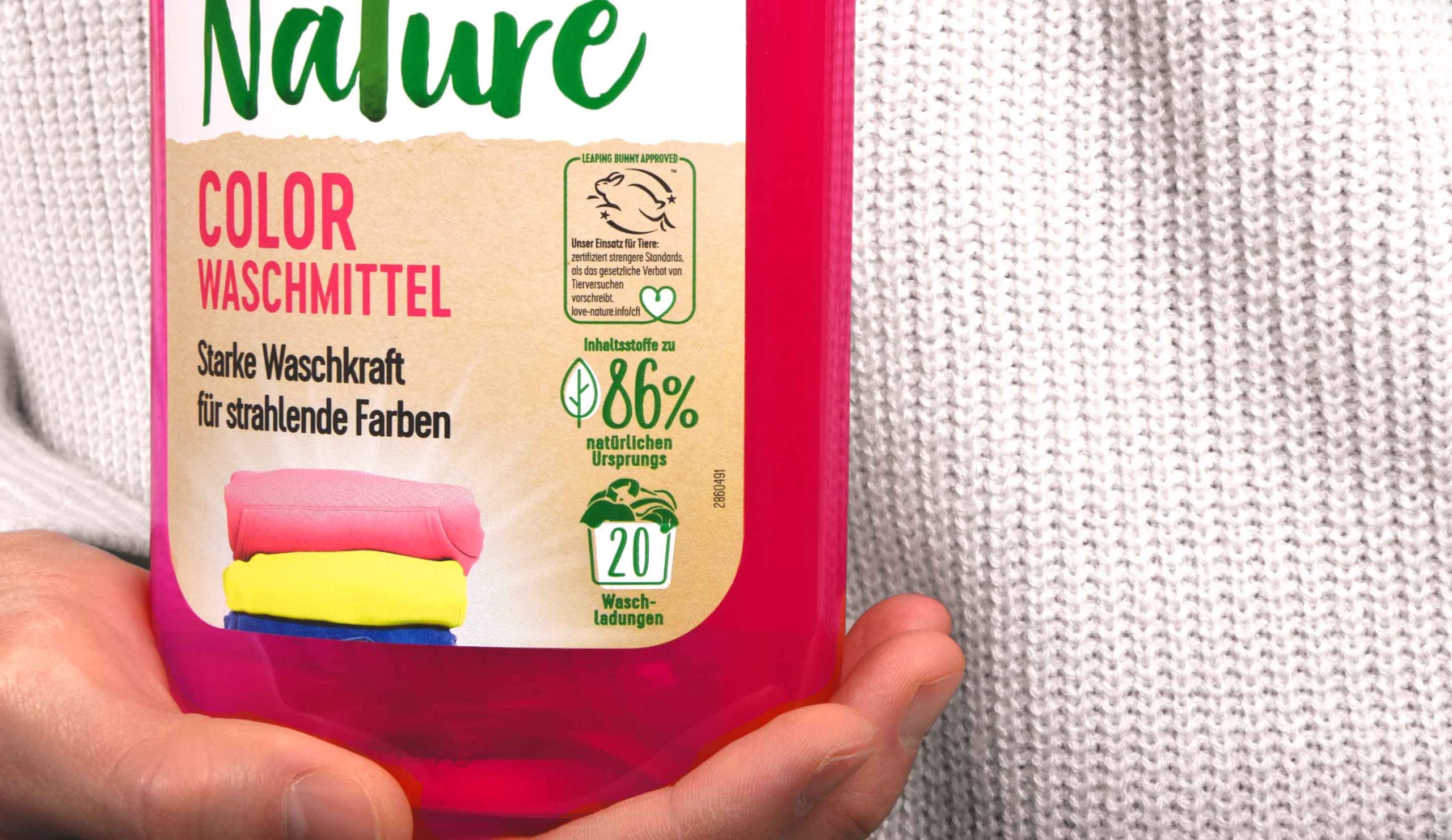 Henkel, Love Nature label relaunch 2022, laundry detergent close up